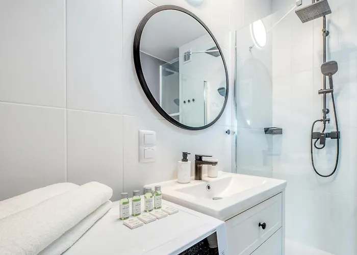 Apartment Manufaktura Business Suites: Urban Retreat With Parking And Nature Views *