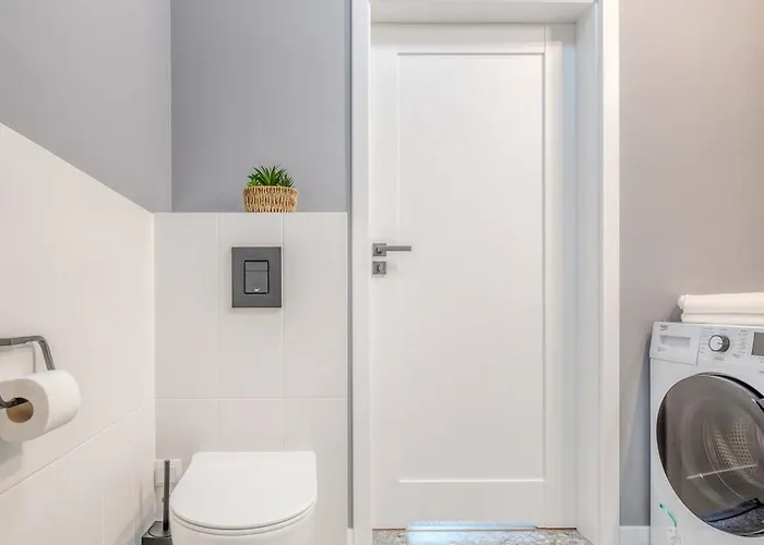 Manufaktura Business Suites: Urban Retreat With Parking And Nature Views Apartment