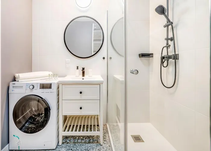 Manufaktura Business Suites: Urban Retreat With Parking And Nature Views Apartment Lodz