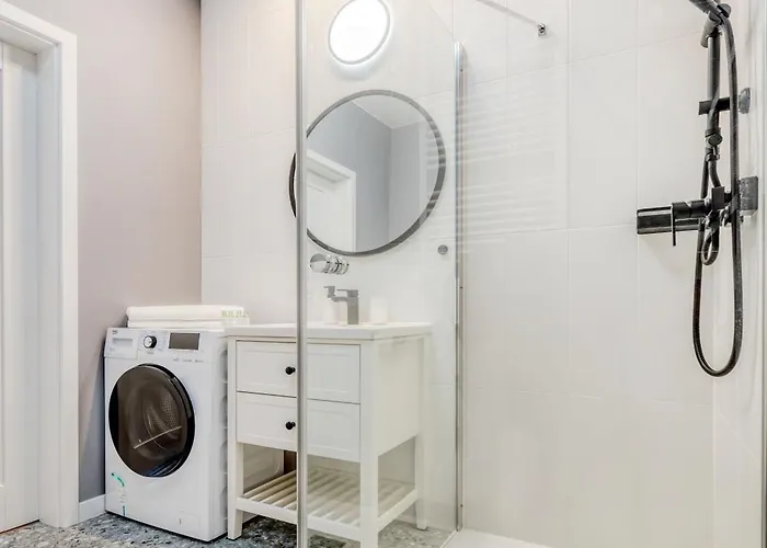 Manufaktura Business Suites: Urban Retreat With Parking And Nature Views Apartment Lodz